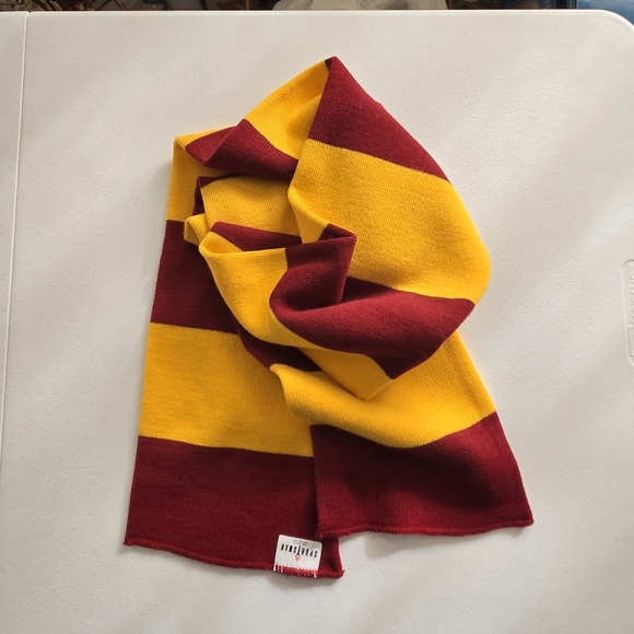 Harry Potter Gryffindor Scarf - Picture 2 of 3
